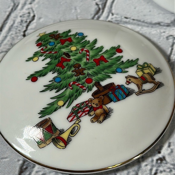 Vintage Fine Porcelain Round Candy Box with Christmas Tree Design Walmart - Picture 6 of 14